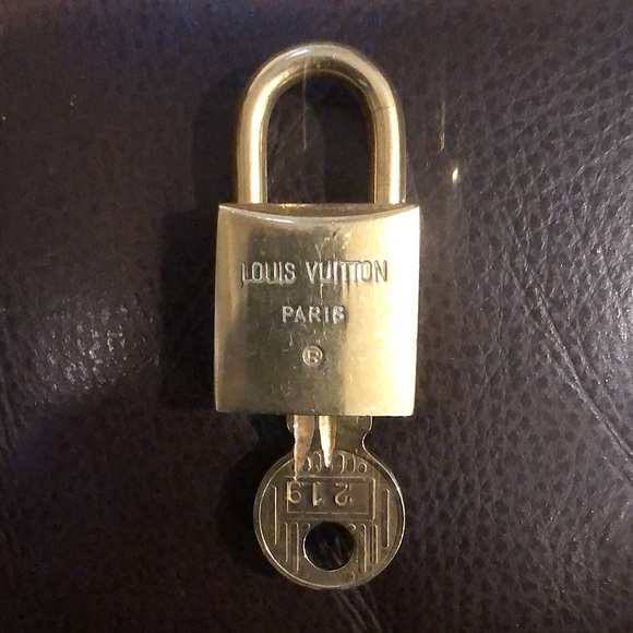 Vintage LV Louis Vuitton Padlock Lock & Key 219 - Picture 3 of 16